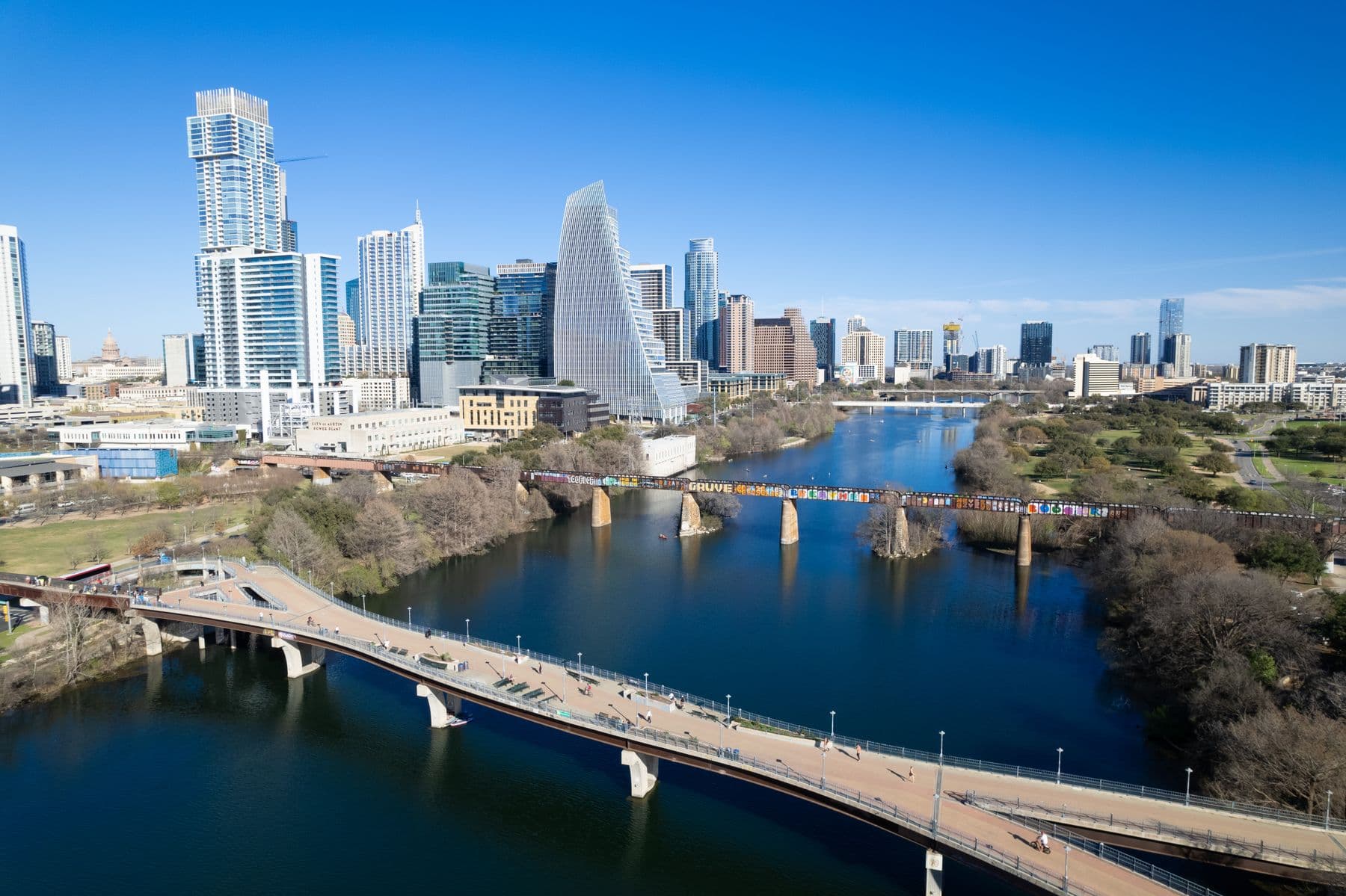 Vista aérea del centro de Austin y Lady Bird Lake.