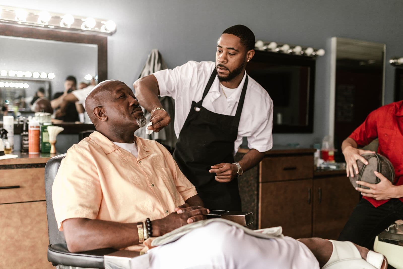 Barbero afeitando a un cliente en una barbería independiente