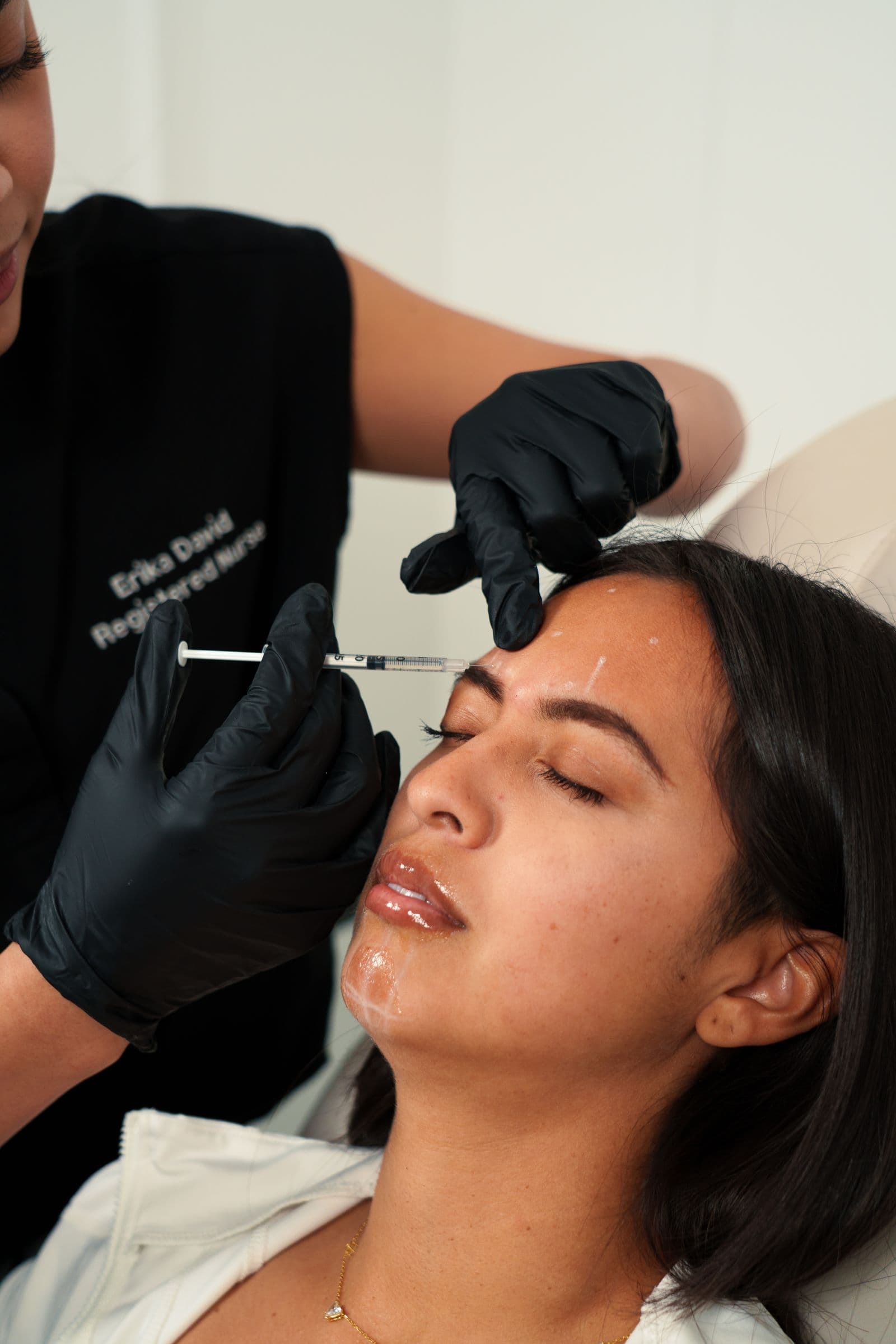 Profesional aplicando un tratamiento inyectable en un med spa