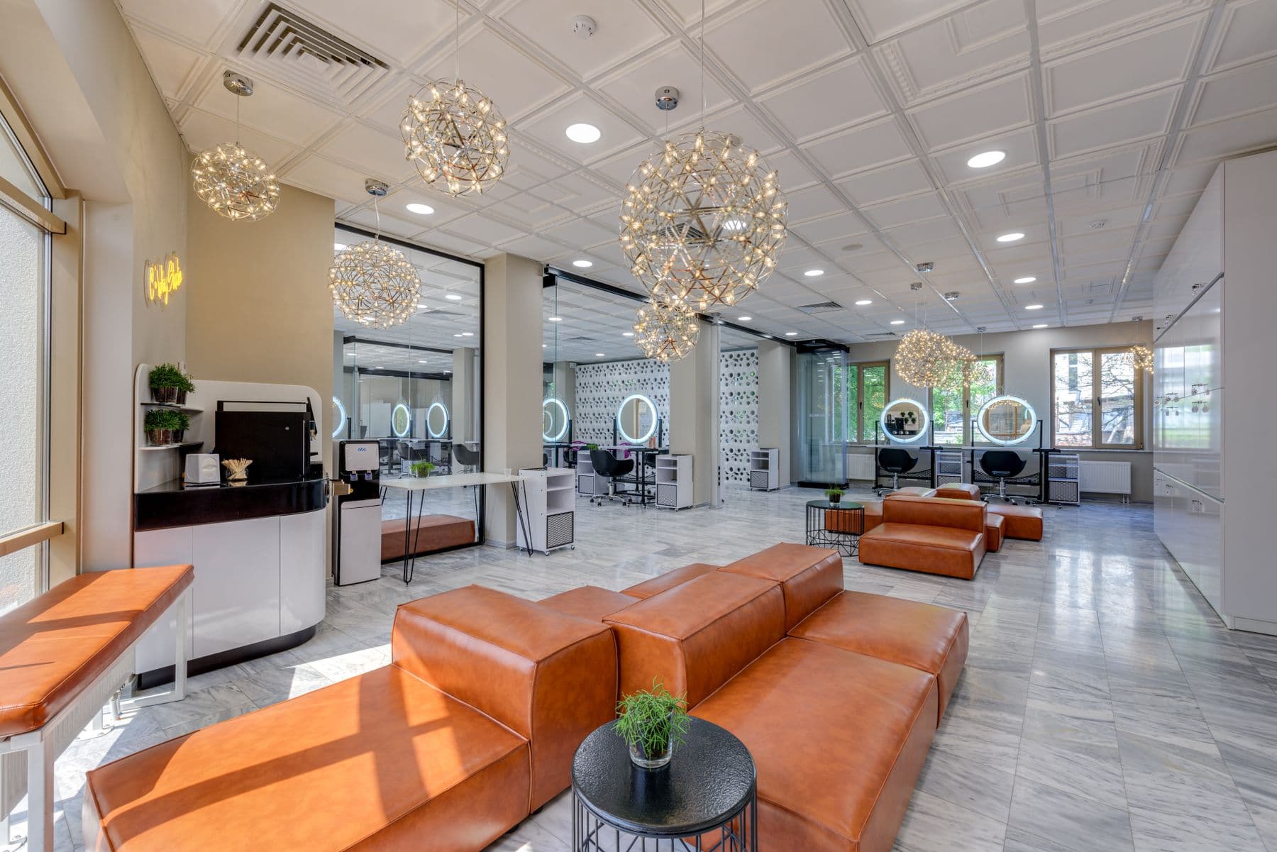 Interior amplio y contemporáneo de un salón de belleza.
