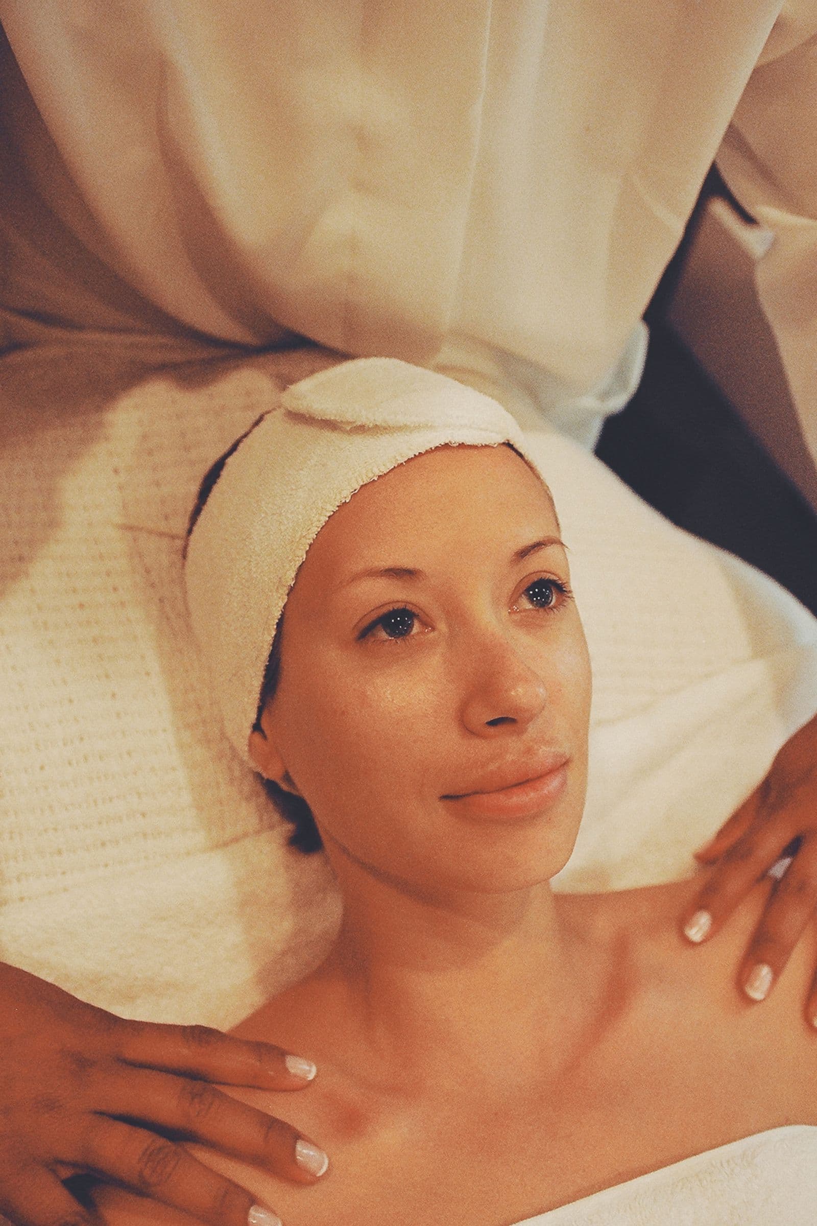 Profesional realizando un tratamiento facial en un spa